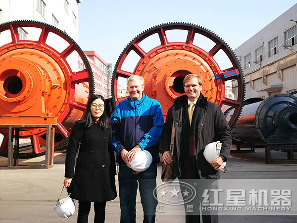 球磨機(jī)客戶來廠參觀 球磨機(jī)客戶來廠參觀