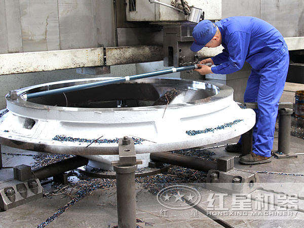 彈簧圓錐破碎機匠心的做工現(xiàn)場 彈簧圓錐破碎機匠心的做工現(xiàn)場