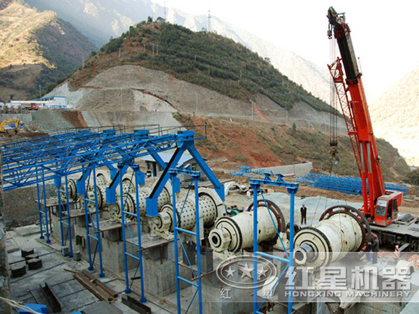 選銅生產(chǎn)線現(xiàn)場:球磨機(jī) 選銅生產(chǎn)線現(xiàn)場:球磨機(jī)