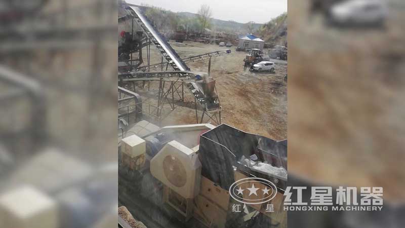 青石移動(dòng)破碎站現(xiàn)場(chǎng)，出料均勻，運(yùn)行平穩(wěn)