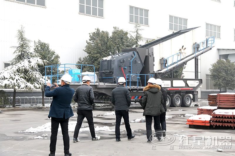 車載流動碎石機(jī)廠家價格實惠，客戶現(xiàn)場參觀