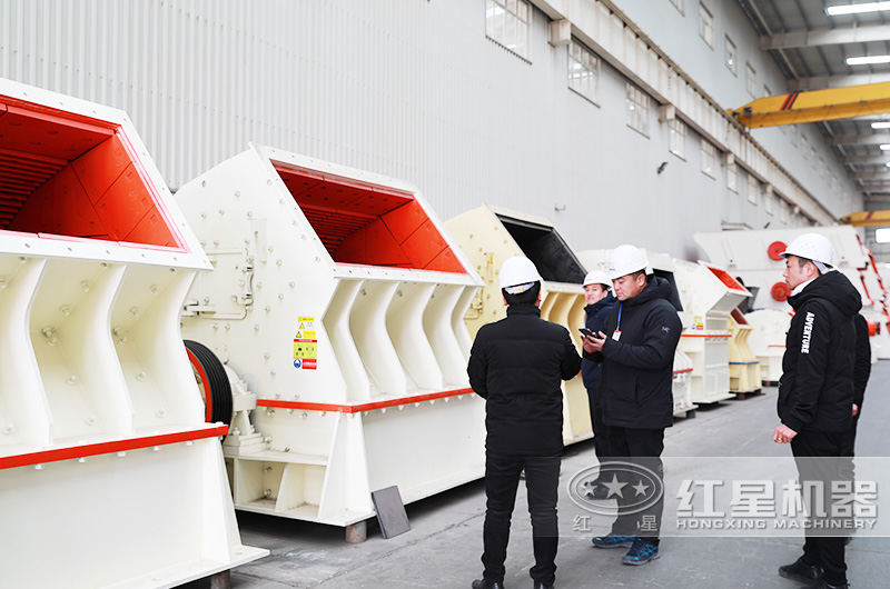 中型破碎機(jī)生產(chǎn)車間:客戶參觀 中型破碎機(jī)生產(chǎn)車間:客戶參觀