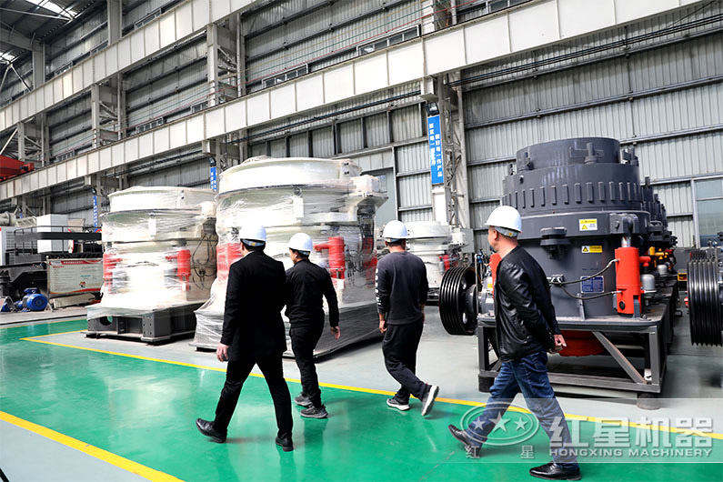 客戶參觀液壓圓錐破碎機(jī)廠房 客戶參觀液壓圓錐破碎機(jī)廠房