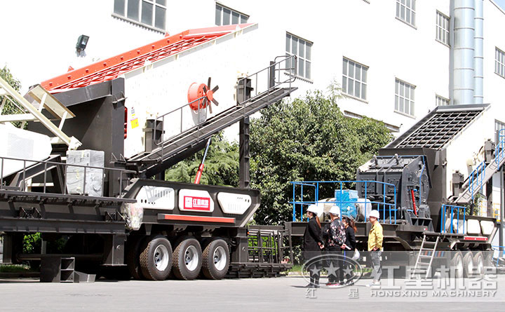 可移動(dòng)破石機(jī)火熱訂購(gòu)中,接待來(lái)自全國(guó)各地朋友來(lái)廠(chǎng)參觀(guān) 可移動(dòng)破石機(jī)火熱訂購(gòu)中,接待來(lái)自全國(guó)各地朋友來(lái)廠(chǎng)參觀(guān)