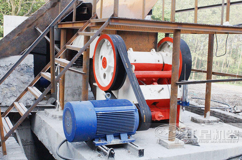 CJ160顎式破碎機(jī)作業(yè)現(xiàn)場 CJ160顎式破碎機(jī)作業(yè)現(xiàn)場