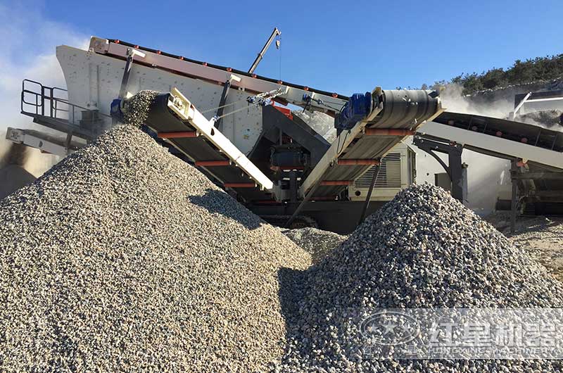 移動履帶一體式破碎機正在作業(yè) 移動履帶一體式破碎機正在作業(yè)