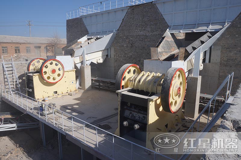 顎式破碎機作業(yè)現(xiàn)場 顎式破碎機作業(yè)現(xiàn)場