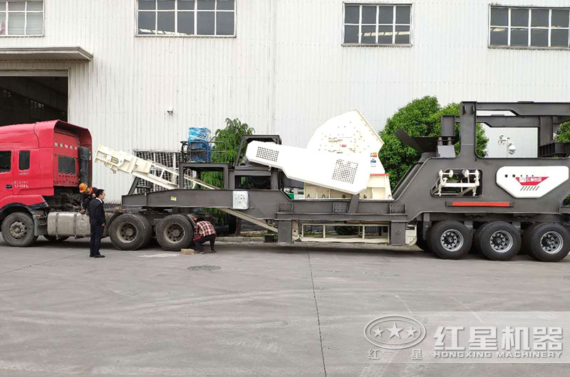 移動(dòng)錘式破碎機(jī)直接開往工作現(xiàn)場(chǎng) 移動(dòng)錘式破碎機(jī)直接開往工作現(xiàn)場(chǎng)