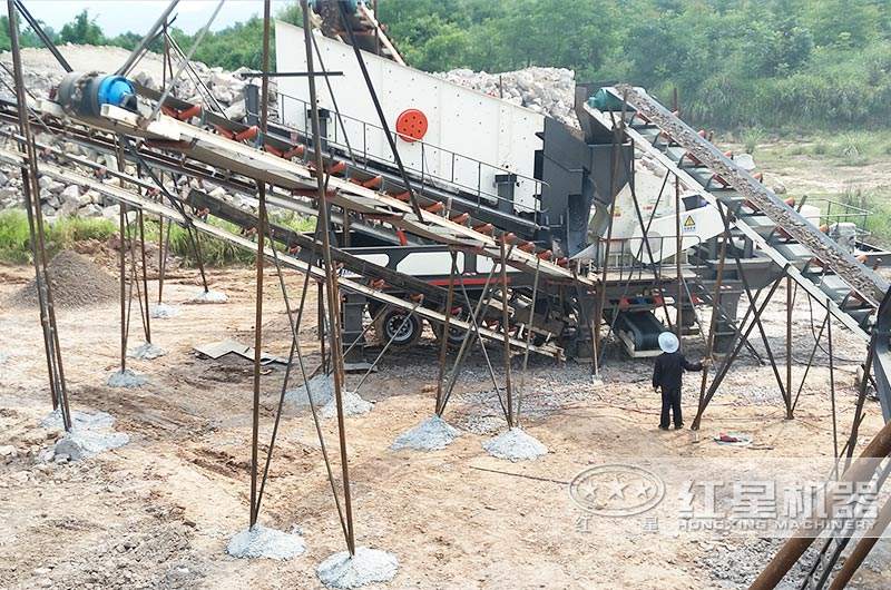 四川巴中客戶移動(dòng)錘式破碎機(jī)作業(yè)現(xiàn)場(chǎng) 四川巴中客戶移動(dòng)錘式破碎機(jī)作業(yè)現(xiàn)場(chǎng)