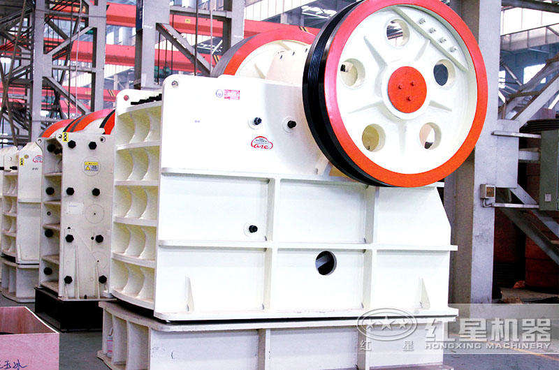 風(fēng)化砂粗碎:顎式破碎機(jī) 風(fēng)化砂粗碎:顎式破碎機(jī)