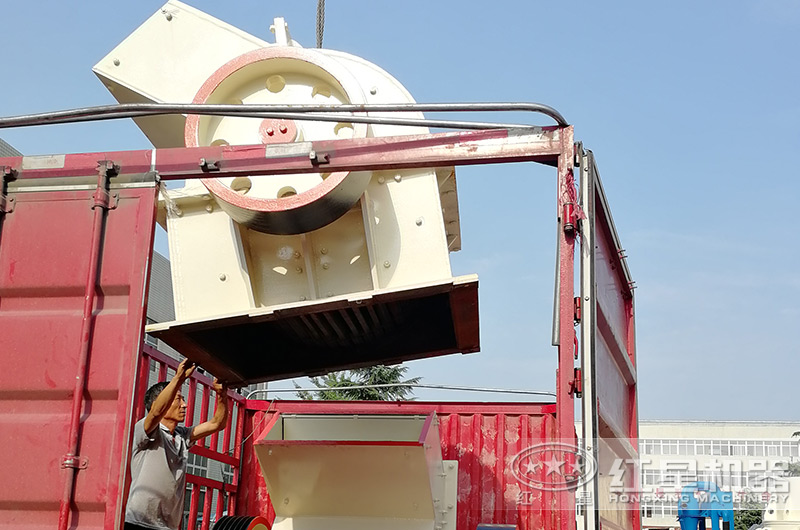 小型錘式制砂機(jī)設(shè)備裝車 小型錘式制砂機(jī)設(shè)備裝車