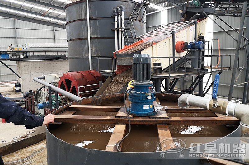 洗砂機生產(chǎn)現(xiàn)場,建設(shè)沉淀池 洗砂機生產(chǎn)現(xiàn)場,建設(shè)沉淀池