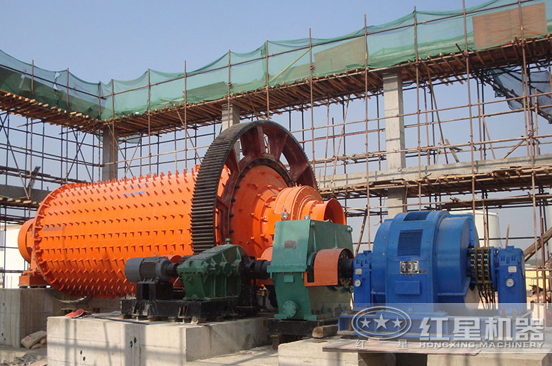 球磨機(jī)工作現(xiàn)場(chǎng)實(shí)拍圖 球磨機(jī)工作現(xiàn)場(chǎng)實(shí)拍圖