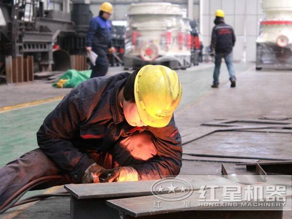 鄂式碎石機(jī)匠心作業(yè)現(xiàn)場 鄂式碎石機(jī)匠心作業(yè)現(xiàn)場