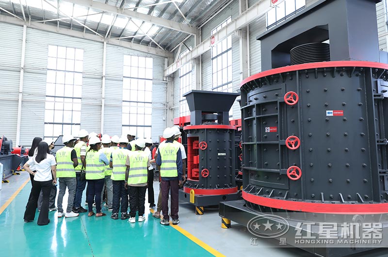 客戶來廠參觀復(fù)合式破碎機(jī) 客戶來廠參觀復(fù)合式破碎機(jī)