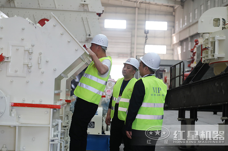 客戶(hù)來(lái)廠(chǎng)考察細(xì)碎機(jī) 客戶(hù)來(lái)廠(chǎng)考察細(xì)碎機(jī)