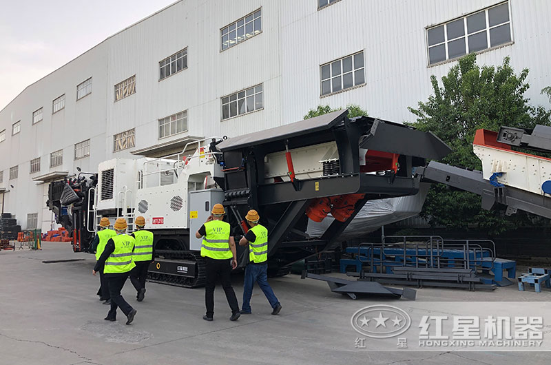 客戶來廠參觀可移動(dòng)破石子機(jī)設(shè)備 客戶來廠參觀可移動(dòng)破石子機(jī)設(shè)備