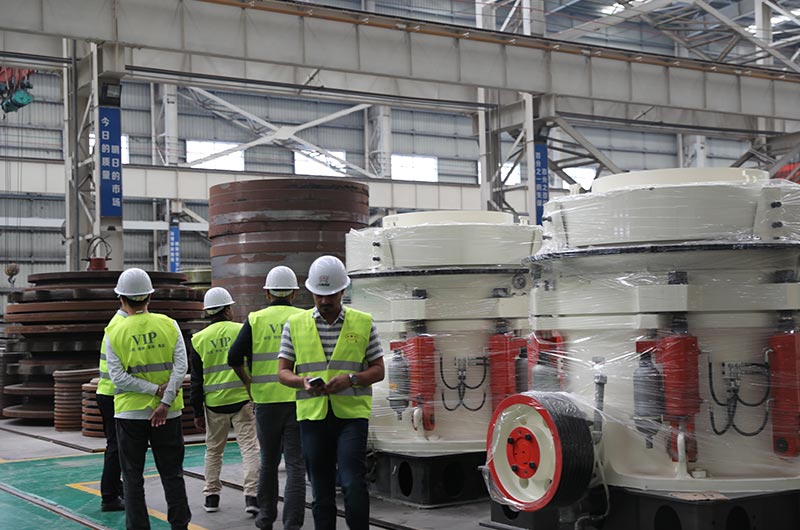 客戶來(lái)廠考察圓錐破碎機(jī)設(shè)備 客戶來(lái)廠考察圓錐破碎機(jī)設(shè)備