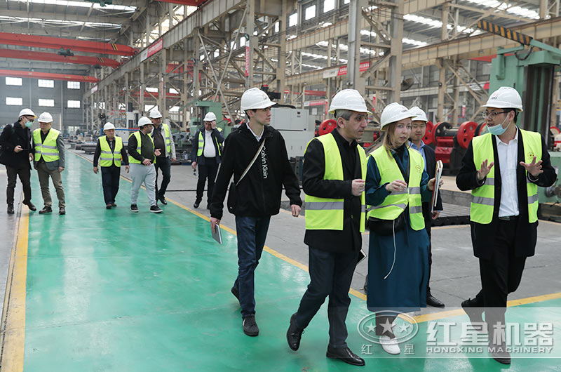 客戶來廠考察煤炭粉碎設(shè)備 客戶來廠考察煤炭粉碎設(shè)備