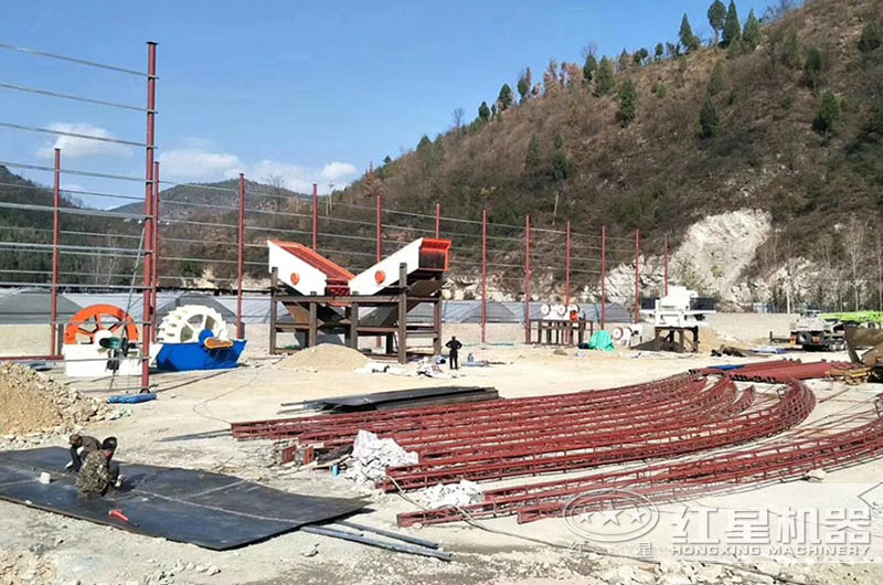 審核通過(guò)正在搭建中的機(jī)制砂生產(chǎn)線客戶現(xiàn)場(chǎng) 審核通過(guò)正在搭建中的機(jī)制砂生產(chǎn)線客戶現(xiàn)場(chǎng)