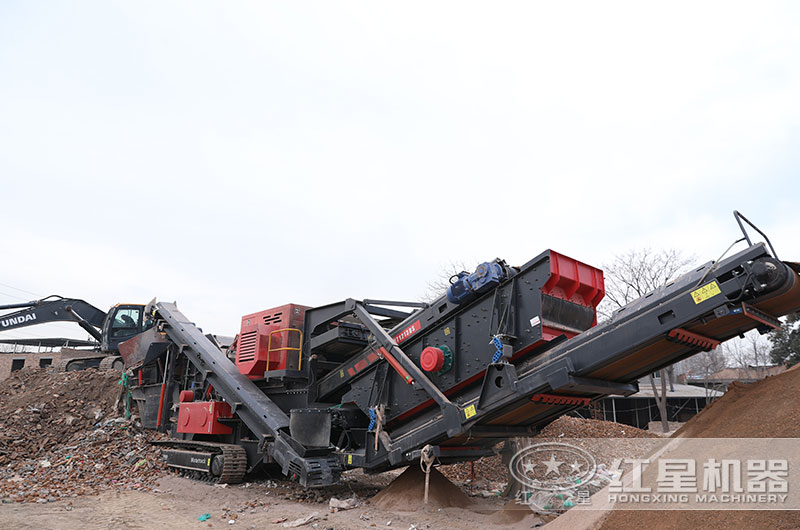 履帶小型移動破碎砂石機作業(yè)現(xiàn)場 履帶小型移動破碎砂石機作業(yè)現(xiàn)場