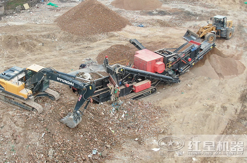 履帶式破碎機破碎建筑垃圾現場 履帶式破碎機破碎建筑垃圾現場