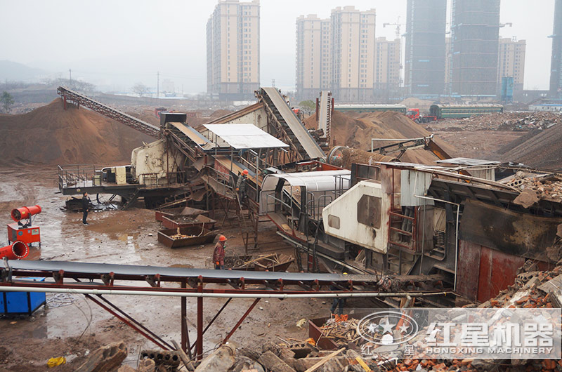 輪胎移動(dòng)破碎機(jī)聯(lián)機(jī)作業(yè)現(xiàn)場 輪胎移動(dòng)破碎機(jī)聯(lián)機(jī)作業(yè)現(xiàn)場