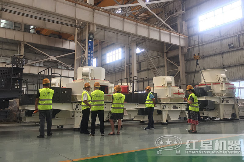 客戶來(lái)廠考察磕沙機(jī)設(shè)備 客戶來(lái)廠考察磕沙機(jī)設(shè)備