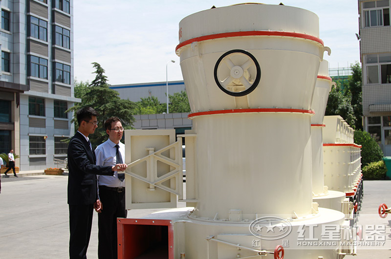 客戶來廠考察雷蒙磨粉碎機設(shè)備 客戶來廠考察雷蒙磨粉碎機設(shè)備